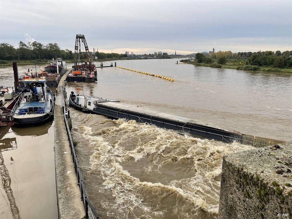 Berging vrachtschip bij stuw Maastricht maandag voorbereid