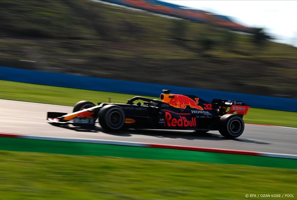 Verstappen snelste in eerste training op glad circuit Istanbul
