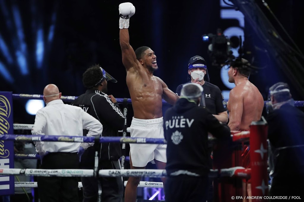 Bokser Joshua behoudt wereldtitels met knock-out
