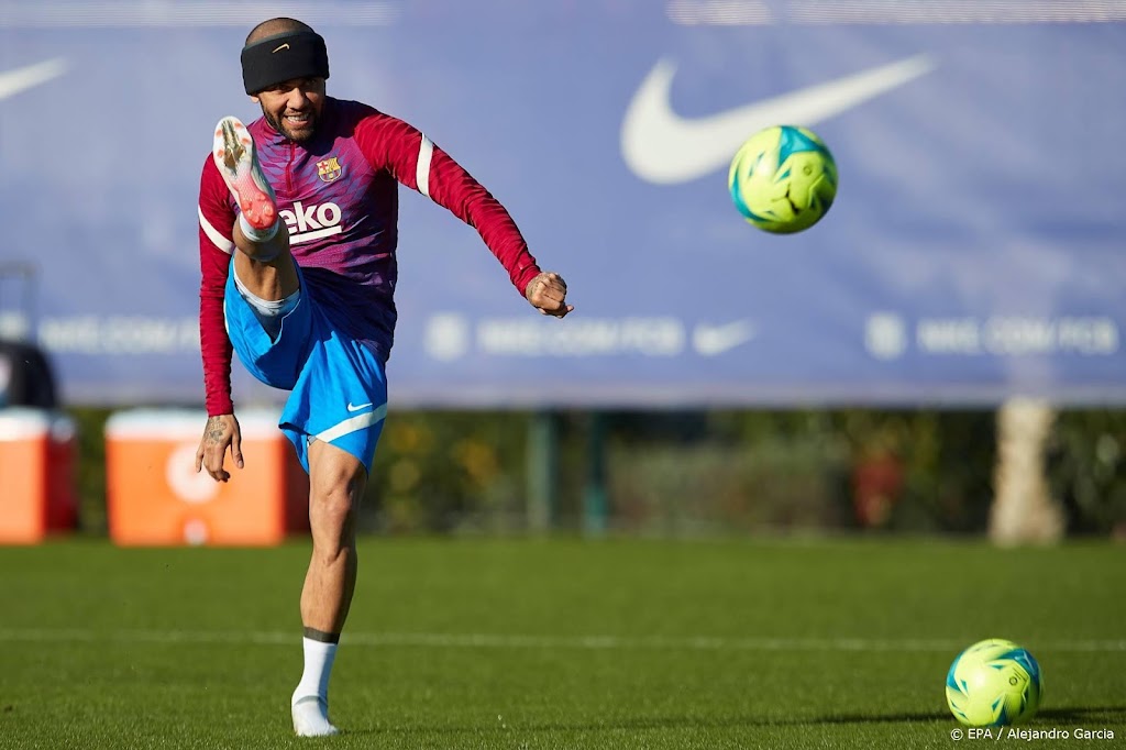 Dani Alves met Barcelona naar Riyad voor duel om Maradona Cup