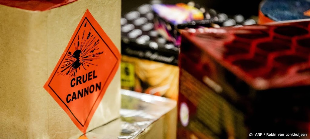 Politie vindt 1700 kilo gevaarlijk vuurwerk in Holten