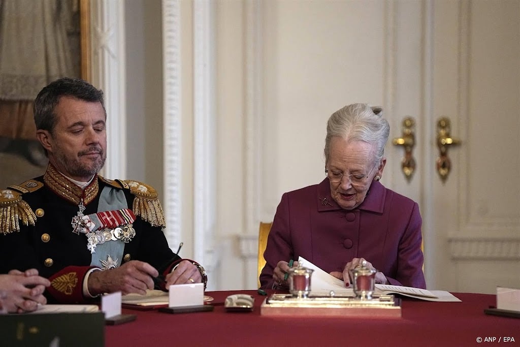 Nieuwe Deense koning Frederik geëmotioneerd en roemt zijn moeder