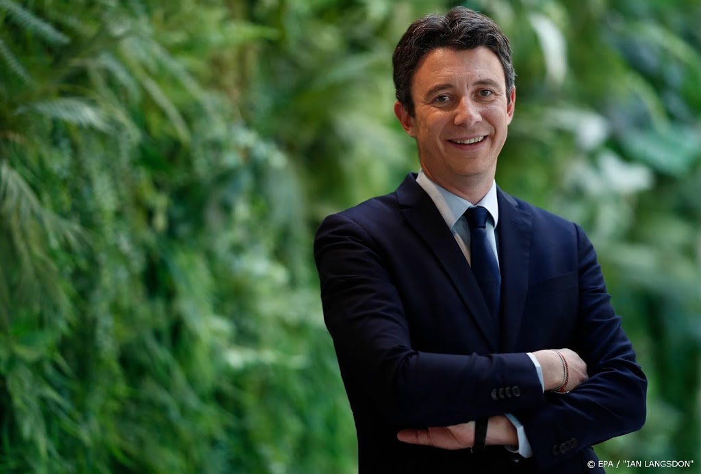 Kandidaat Macron voor burgemeesterschap Parijs druipt af om video