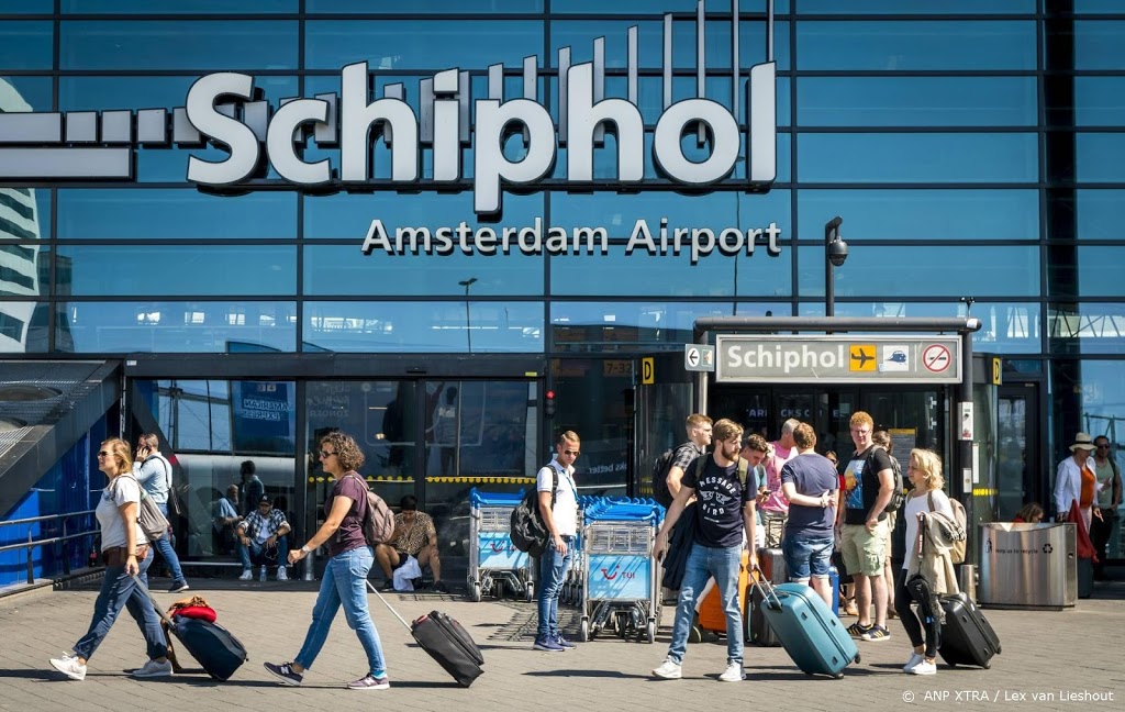 Man met kapmes aangehouden op Schiphol Plaza