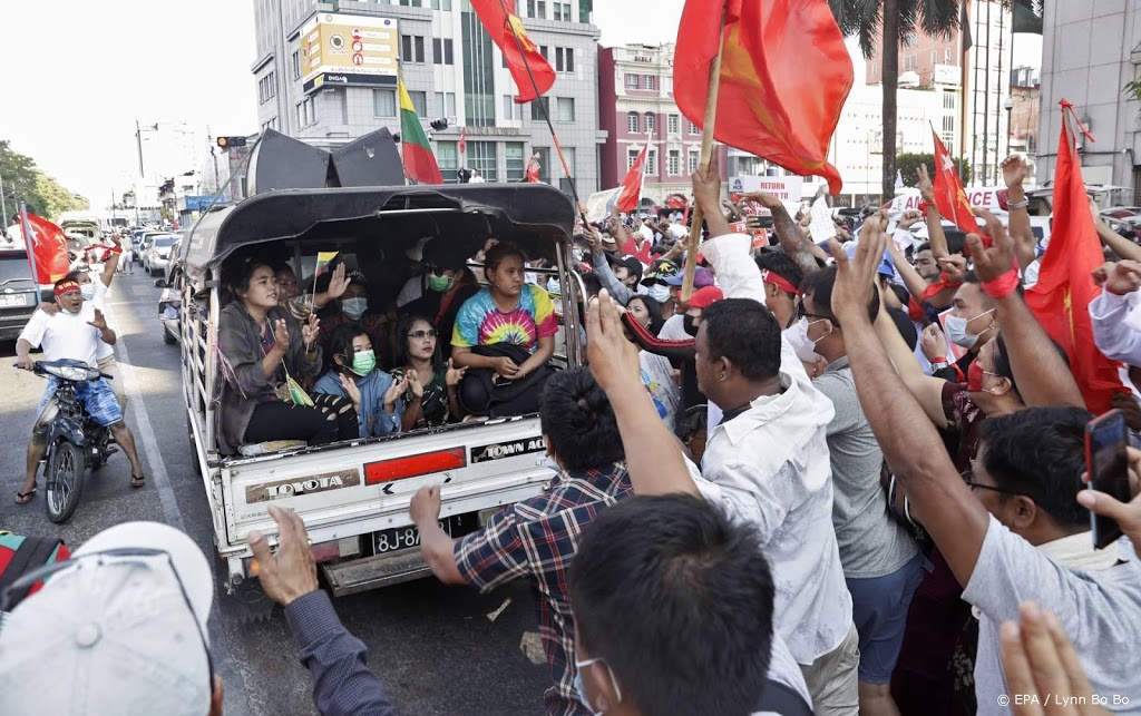 Tienduizenden demonstranten de straat op na coup Myanmar