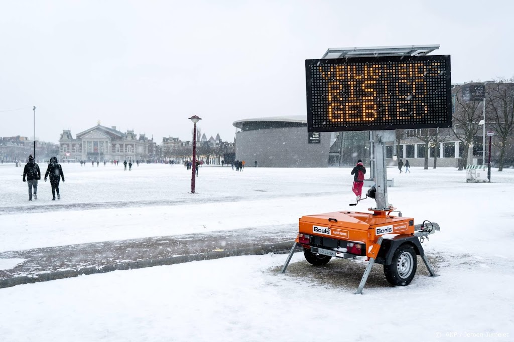 Tientallen mensen op Museumplein in Amsterdam