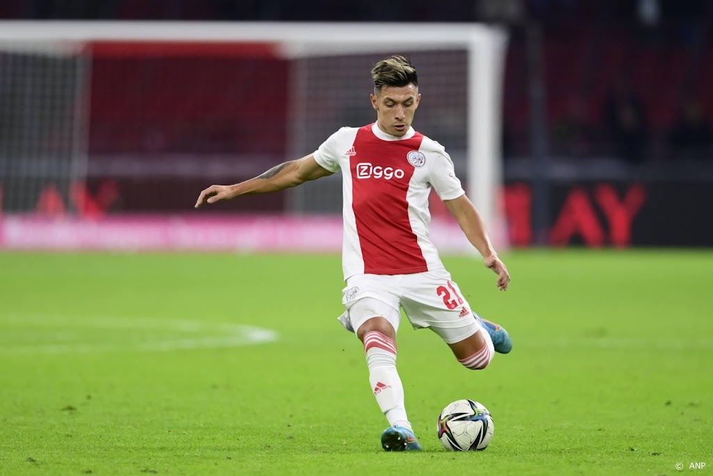 Ajacied Martínez gaat heel ver om een tegentreffer te voorkomen