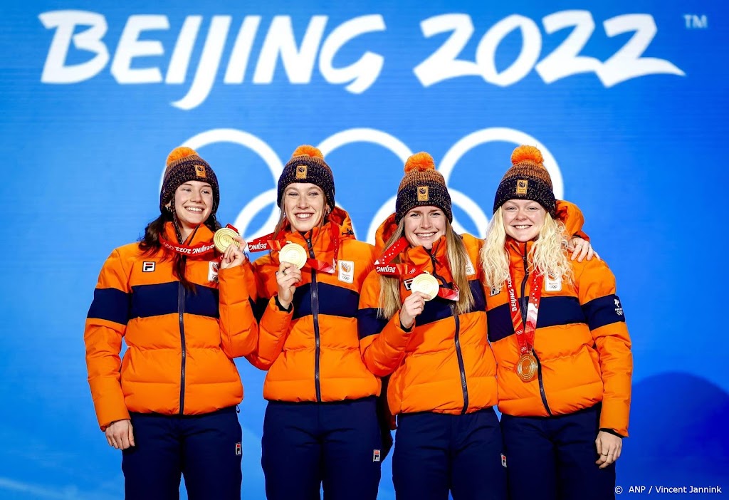 Shorttracksters hand in hand het podium op voor gouden medaille