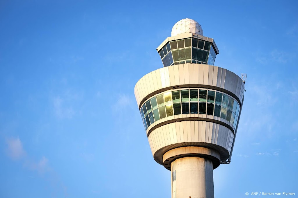 Aantal reizigers Schiphol op helft van voor corona