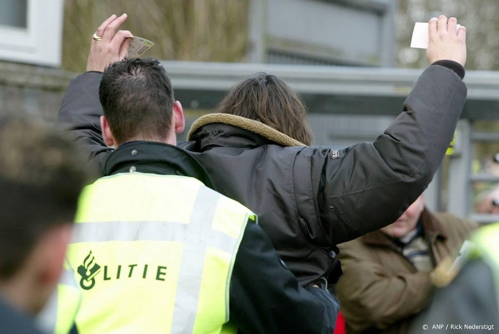 Preventief fouilleren rond azc Budel maand verlengd