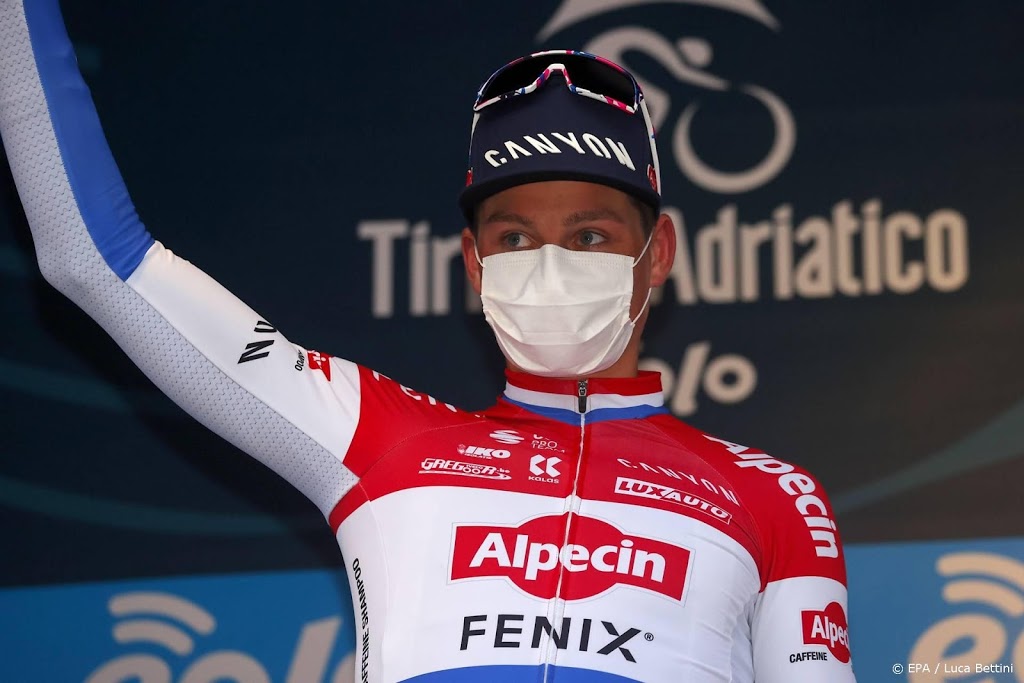 Van der Poel blijft Pogacar na lange solo net voor in Tirreno