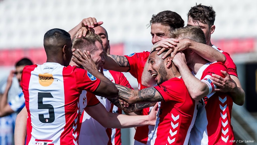 FC Emmen neemt koppositie over en pakt periodetitel