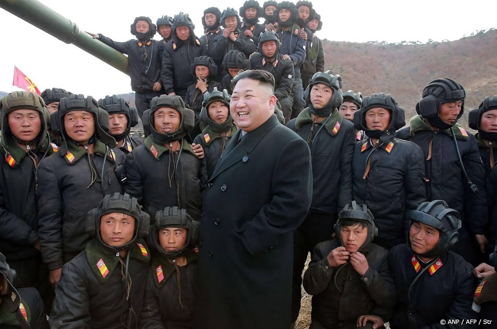 Kim Jong-un 'bestuurt zelf' nieuwe tank tijdens inspectie