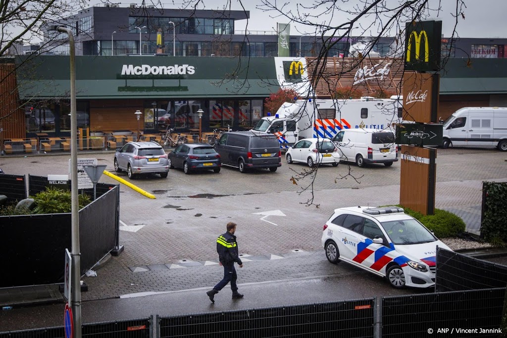 Politie zoekt dashcam-beelden na schietpartij McDonald's Zwolle