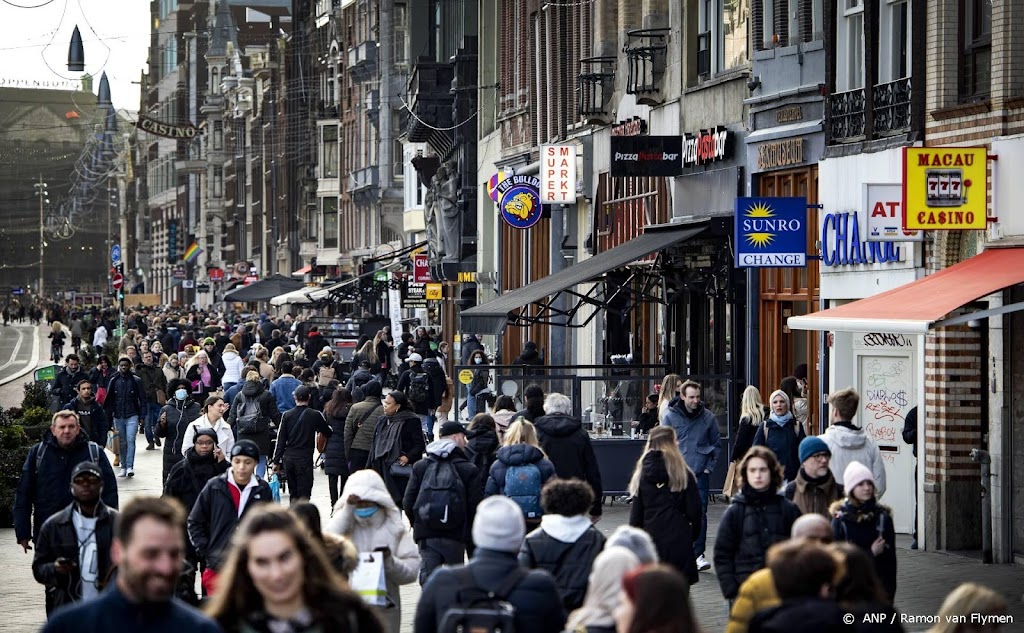 RIVM aan kabinet: mondkapjes bij drukte niet meer nodig