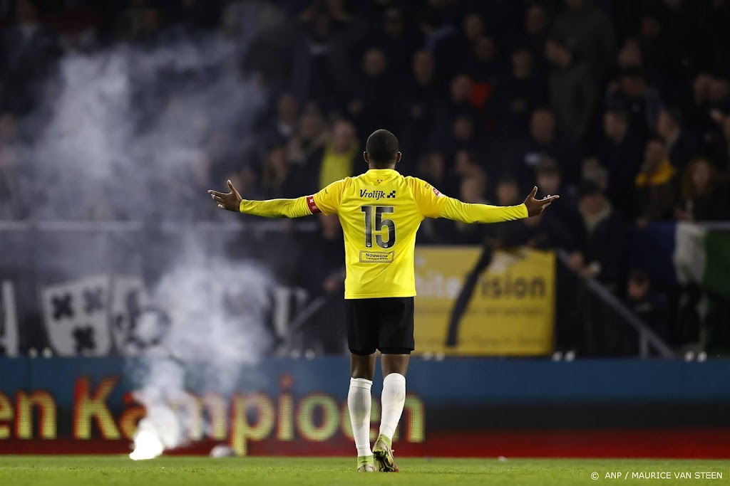 NAC - Willem II gestaakt na tweede keer voorwerpen op het veld