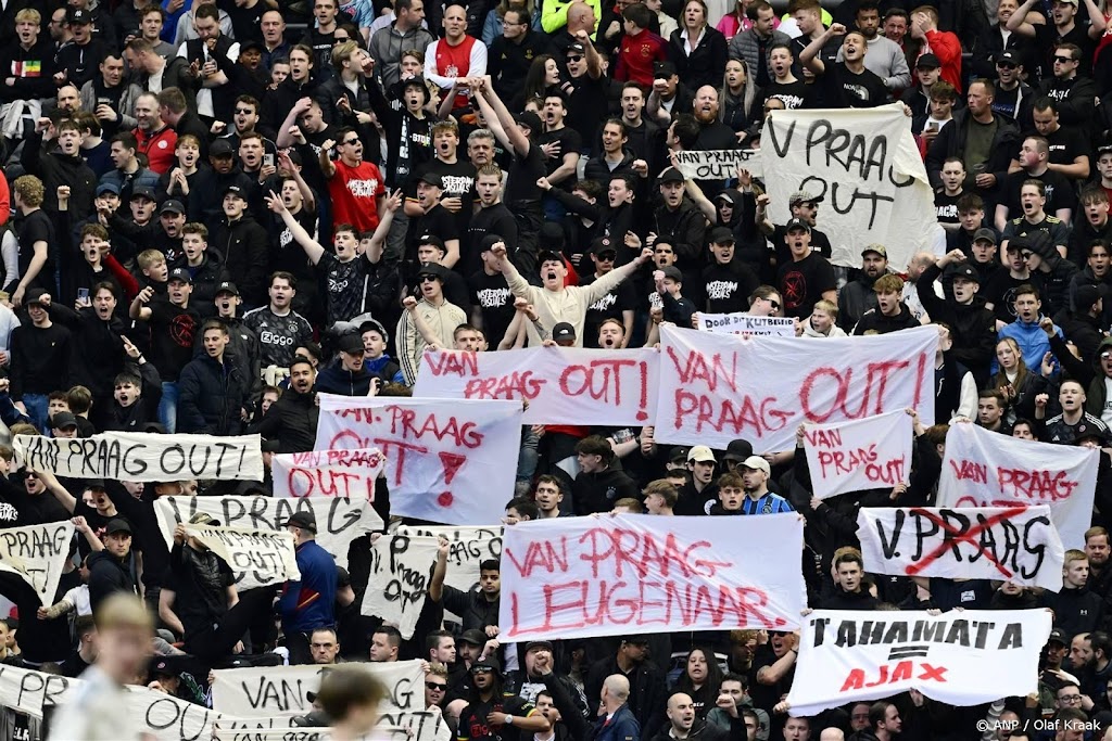 F-Side van Ajax zingt Kroes toe en vindt dat Van Praag weg moet