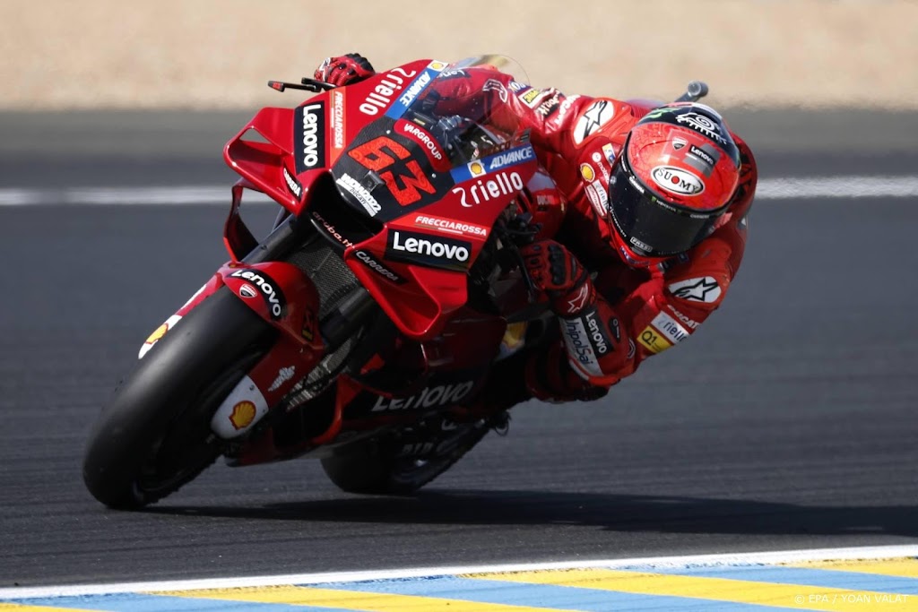 Italiaanse MotoGP-coureur Bagnaia pakt pole op Le Mans