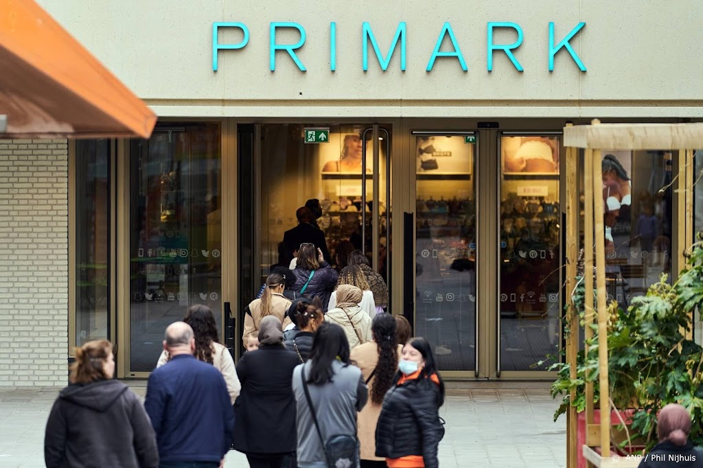 Demonstratie Amsterdams Primark-personeel om ontslagdreiging