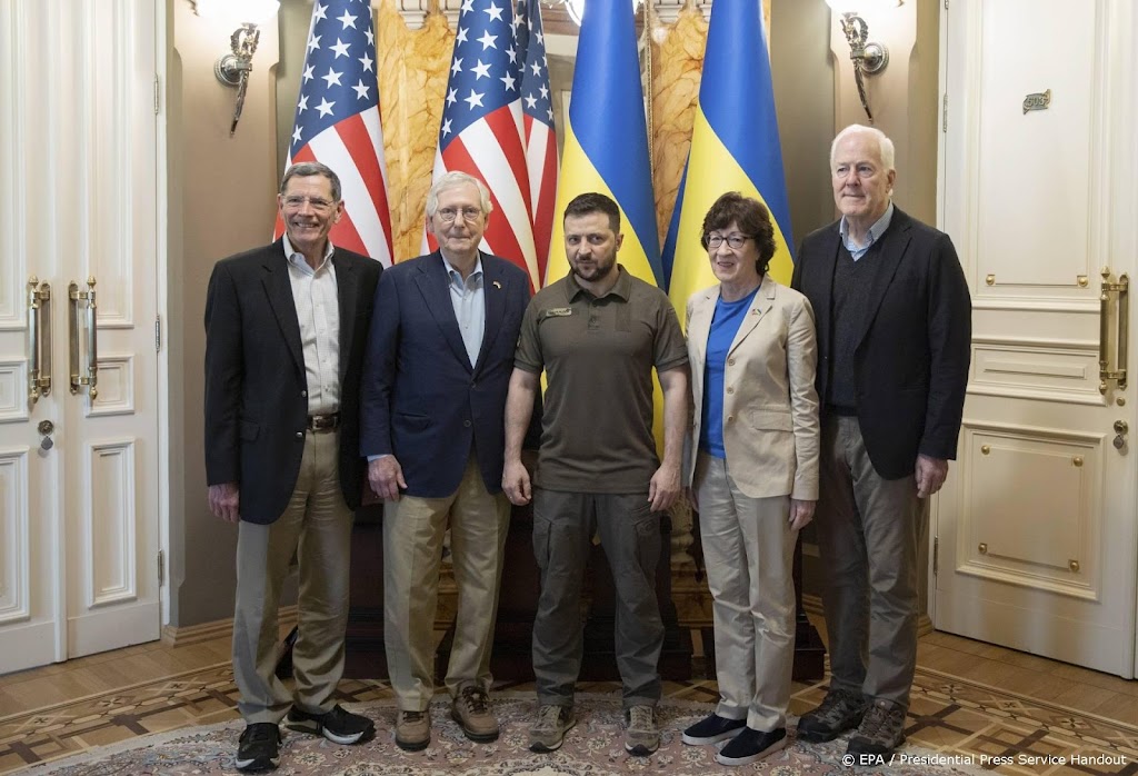 Amerikaanse senator Mitch McConnell bij Zelenski in Kiev