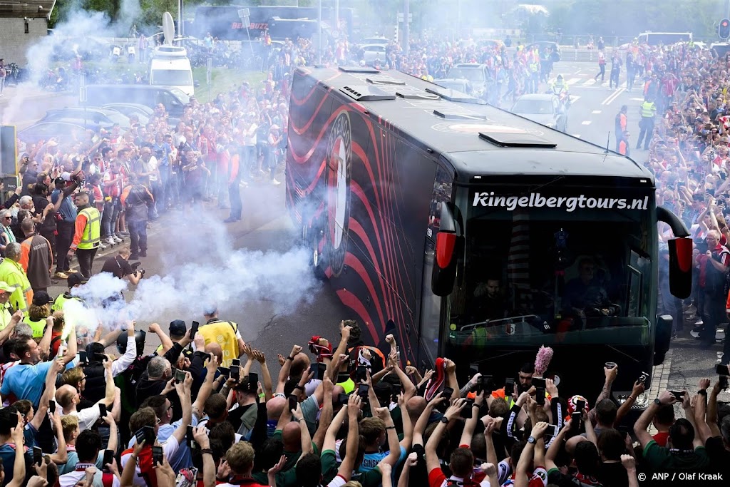 Spelersbus Feyenoord door uitzinnige fans opgewacht bij De Kuip