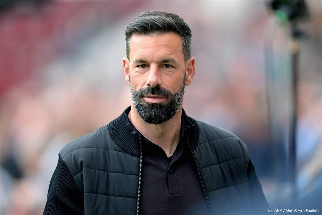 PSV-coach Van Nistelrooij feliciteert landskampioen Feyenoord