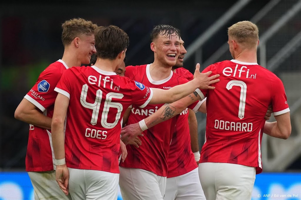 AZ doet met ruime zege op Emmen vertrouwen op richting West Ham