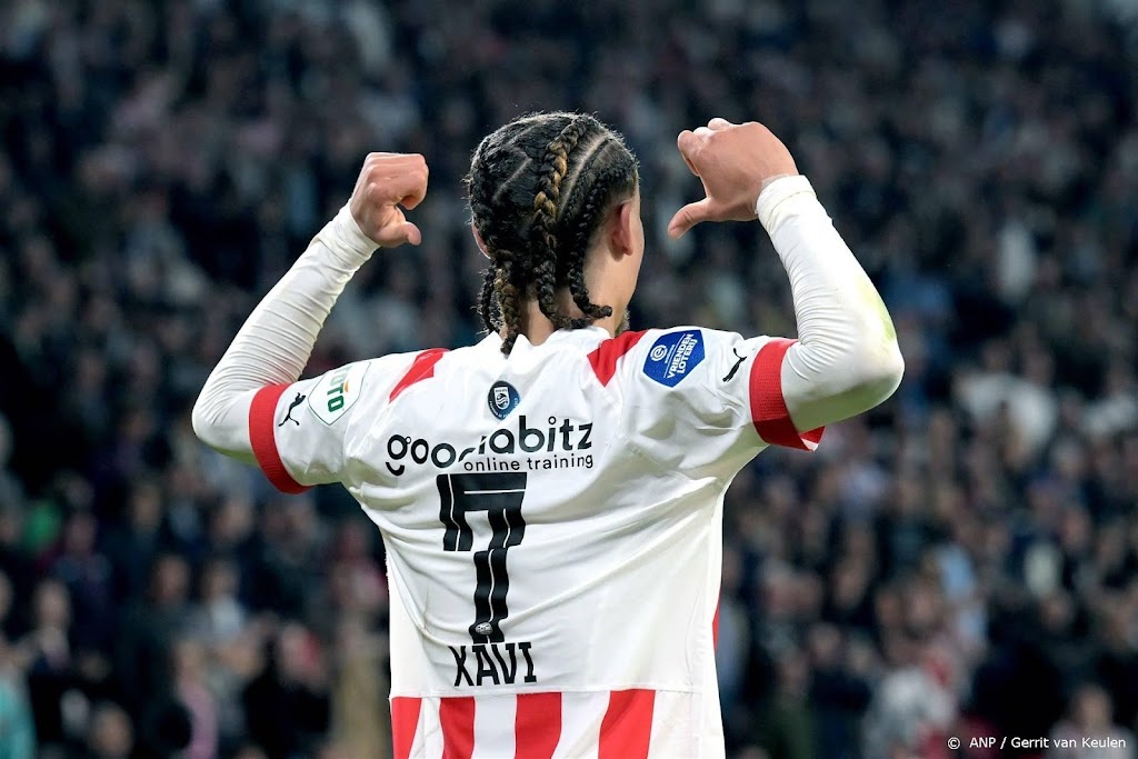 Simons houdt PSV met late treffer steviger op tweede plaats