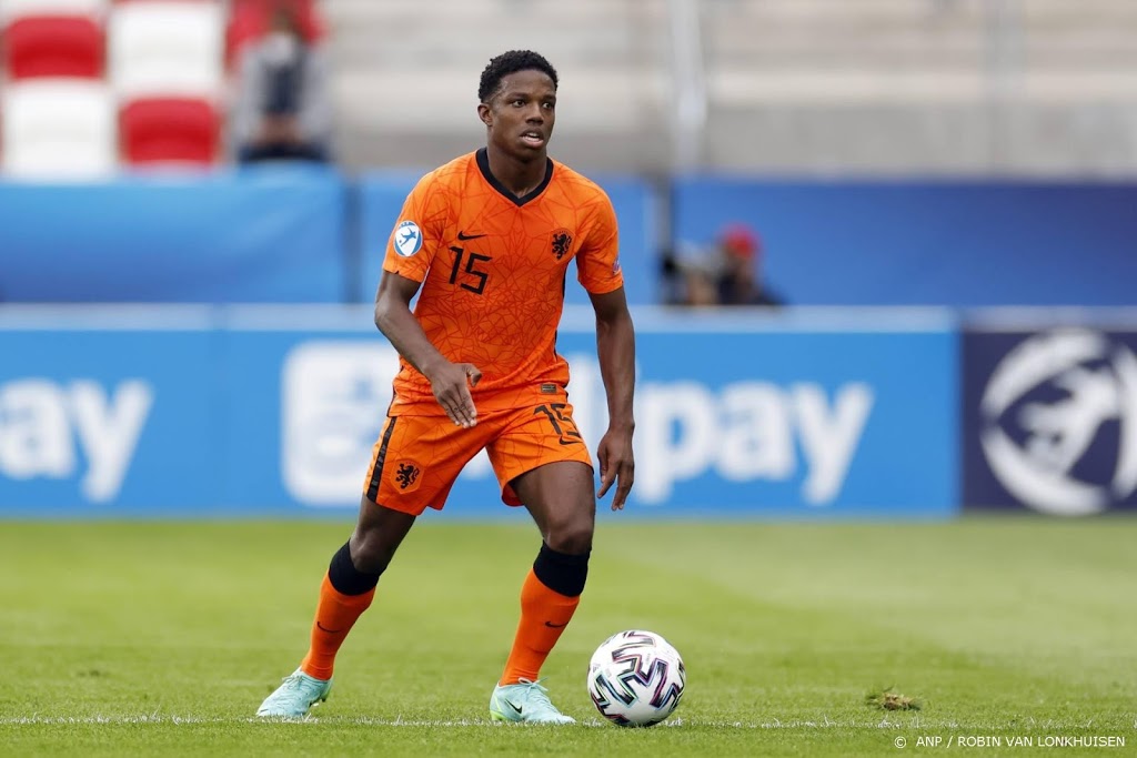 Feyenoord verlengt contract Malacia met een jaar tot 2024