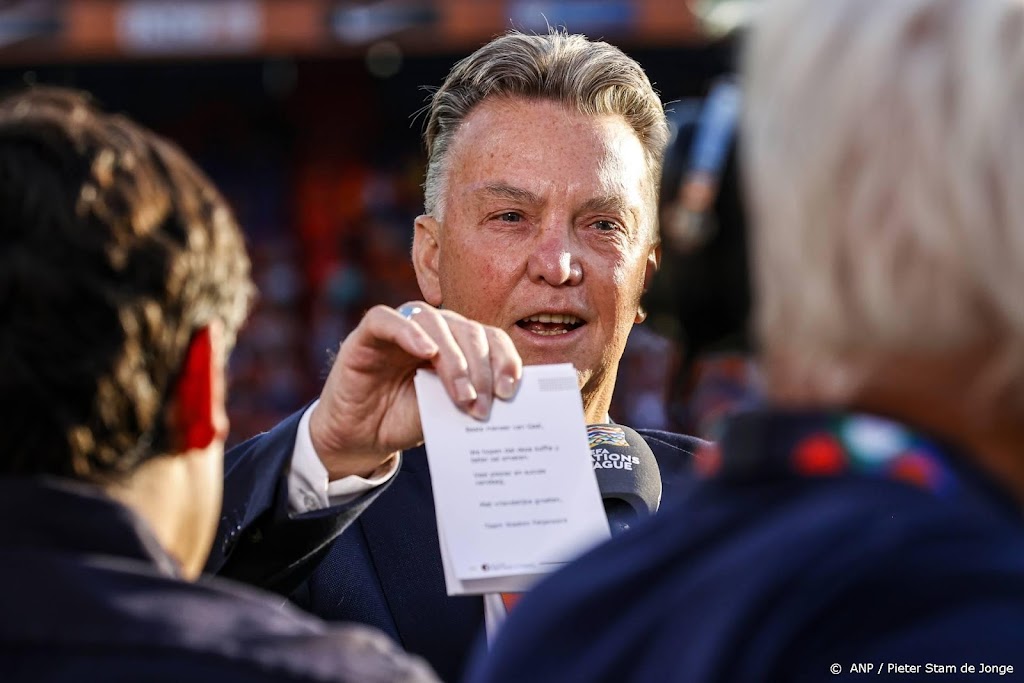 Van Gaal krijgt na kritiek espressomachine en kaartje in De Kuip