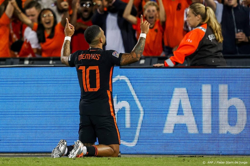 Depay achterhaalt Huntelaar en krijgt Van Persie in zicht