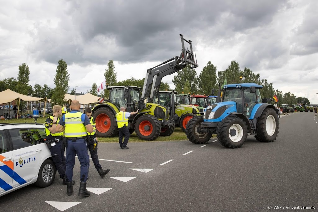 Honderd trekkers demonstreren kort bij aanmeldcentrum Ter Apel