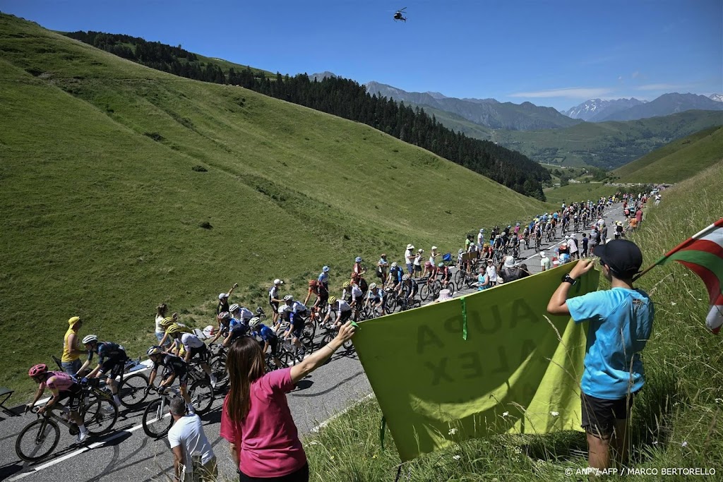 Tourpeloton op weg voor zware Pyreneeënrit