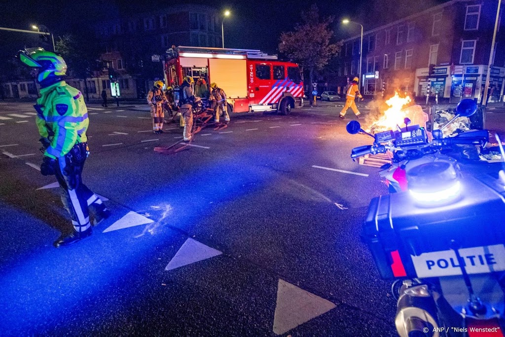 ME drijft relschoppers uit elkaar in Haagse Schilderswijk