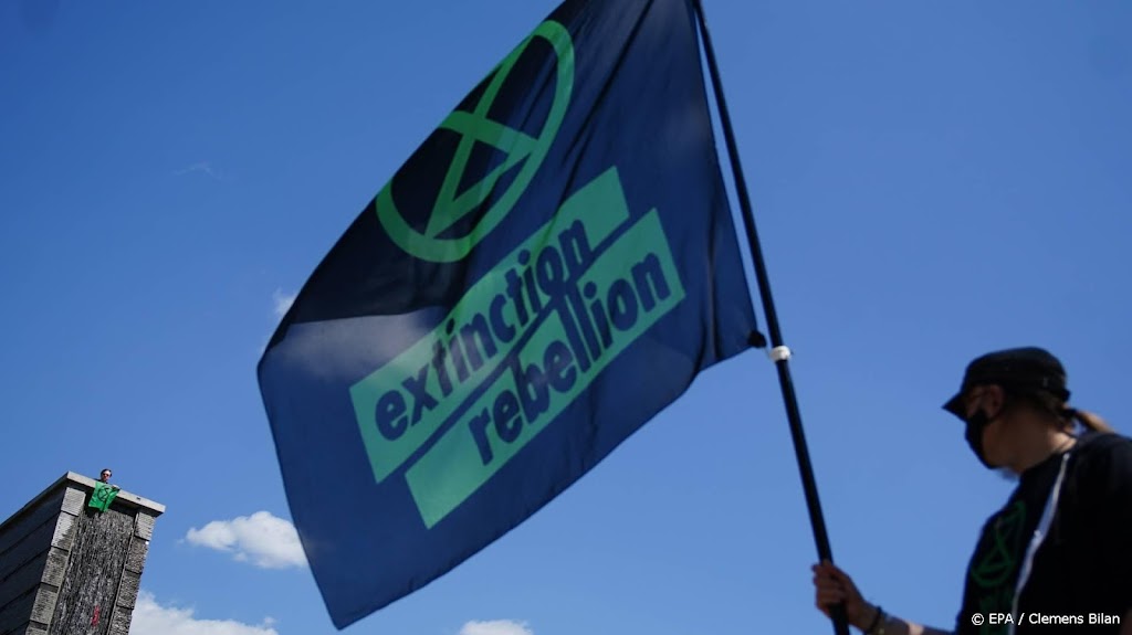 Klimaatactivisten betogen tegen bouwplannen in Amsterdamse polder