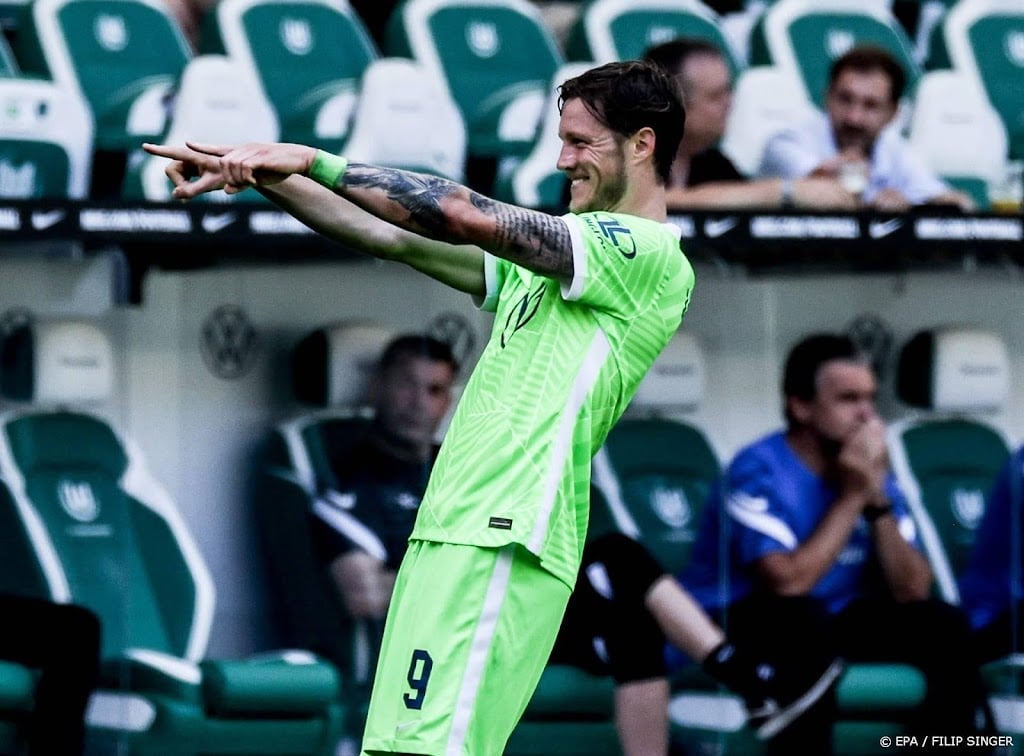 Weghorst helpt zijn trainer Van Bommel aan welkome zege