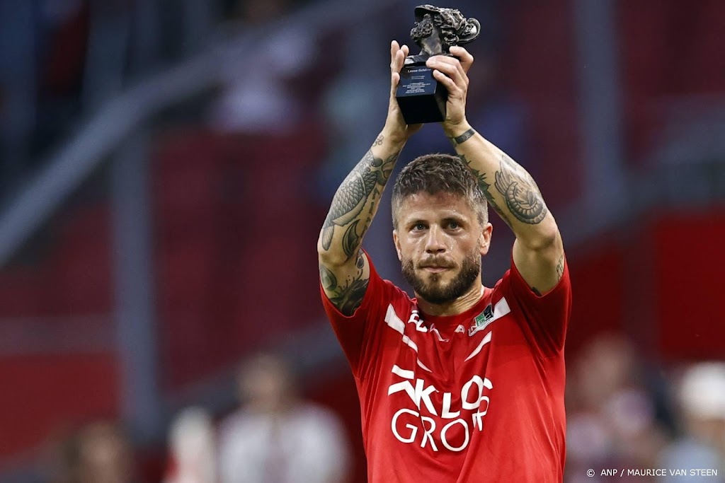 Ajax zwaait Schöne vlak voor duel met NEC uit
