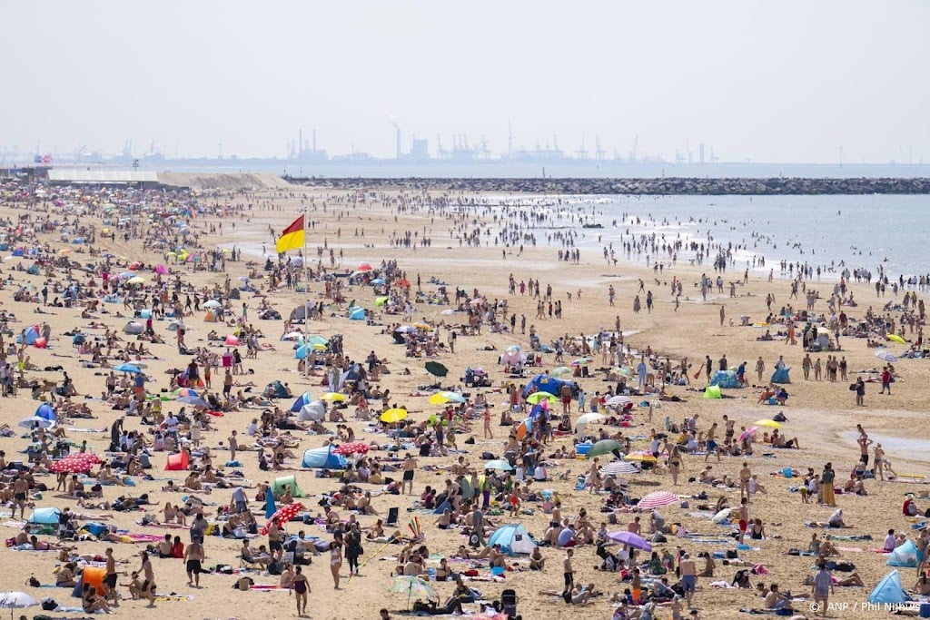 Opnieuw druk op stranden op tropische zondag