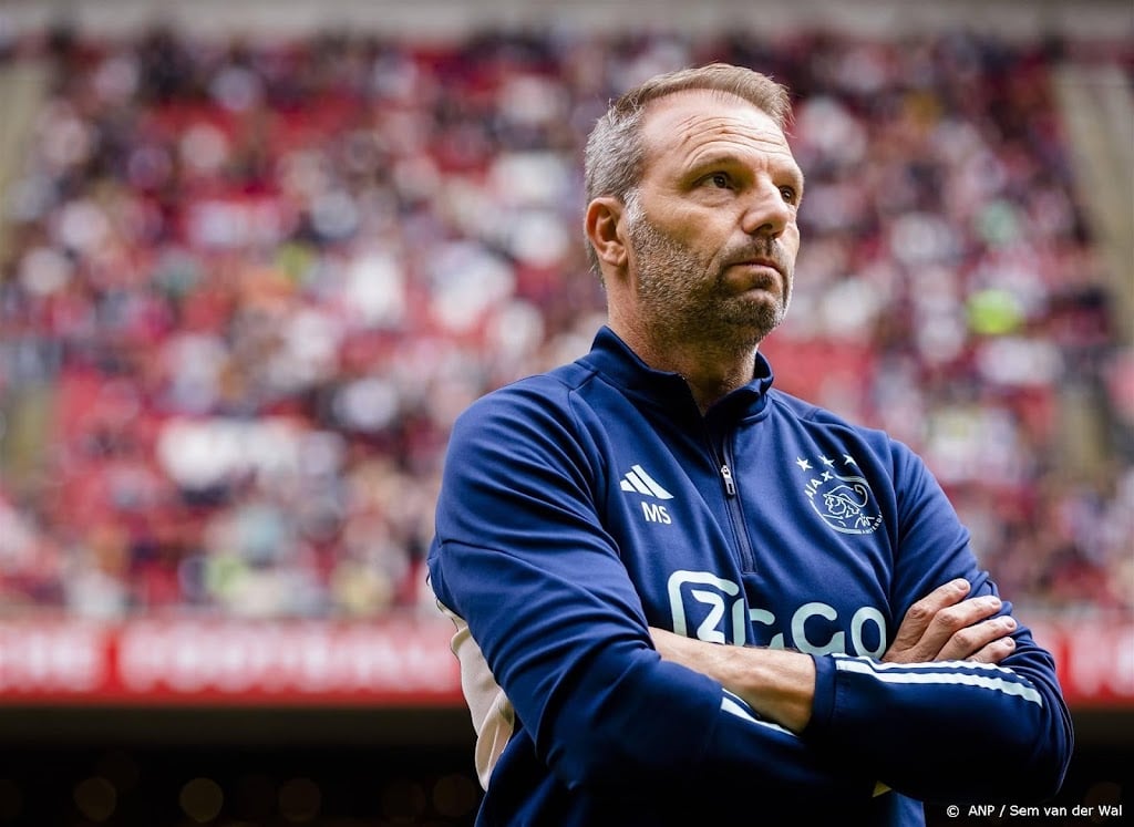 Ajax-coach Steijn eist dat Van Hooijdonk uitspraken rectificeert