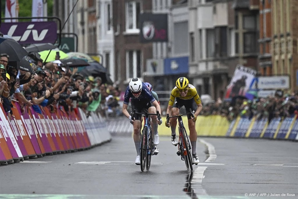 Pieterse kan zege in sprint tegen Vollering nog niet bevatten