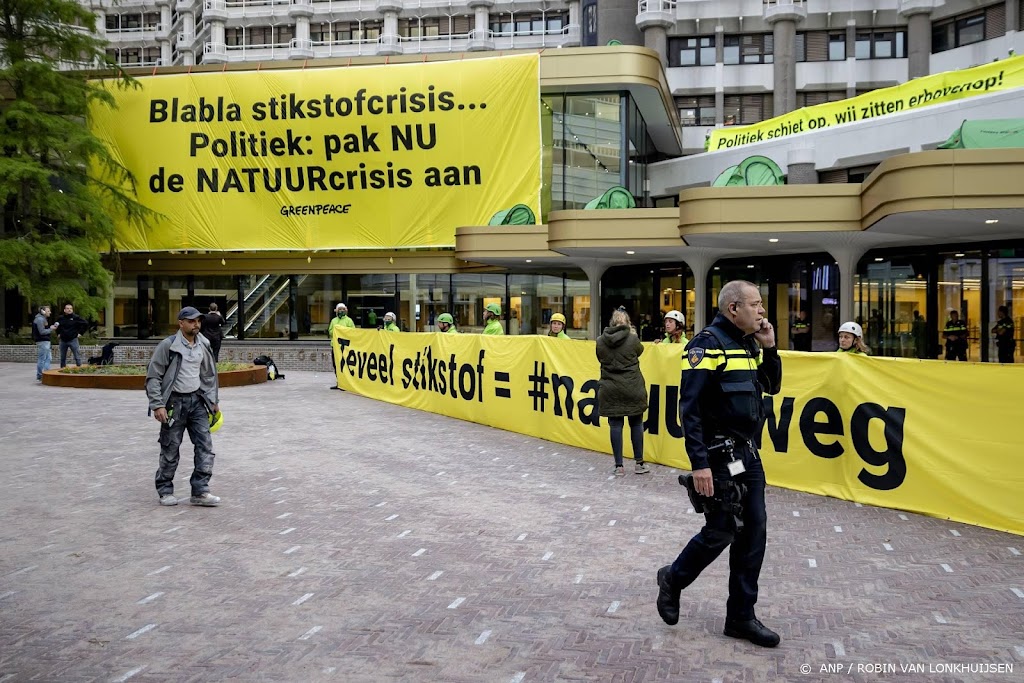 Politie verwijdert Greenpeace-activisten bij pand Tweede Kamer