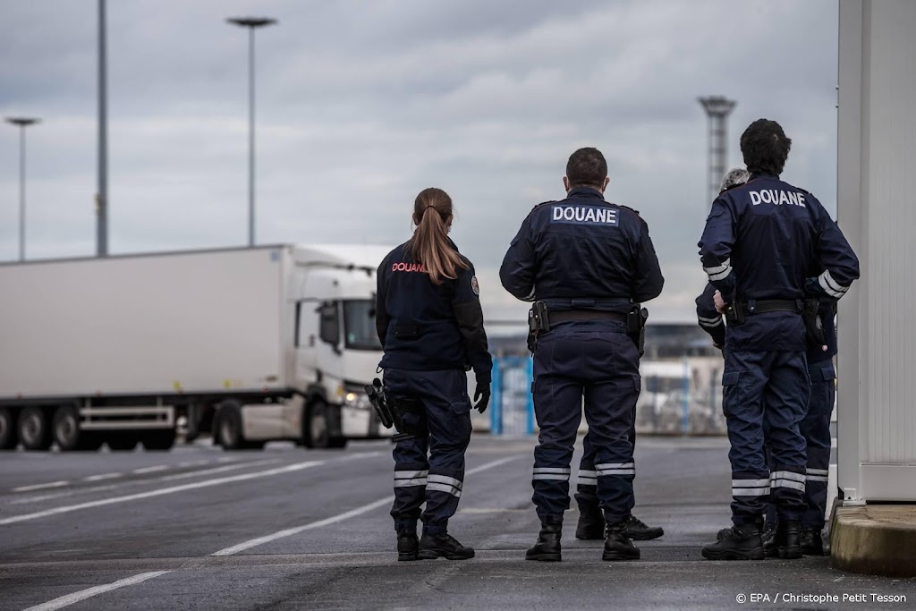 Britten stellen grenscontroles op goederen uit EU weer uit