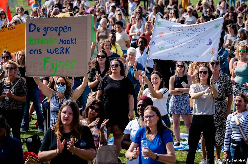 Kinderopvangprotest in festivalsfeer op Malieveld Den Haag