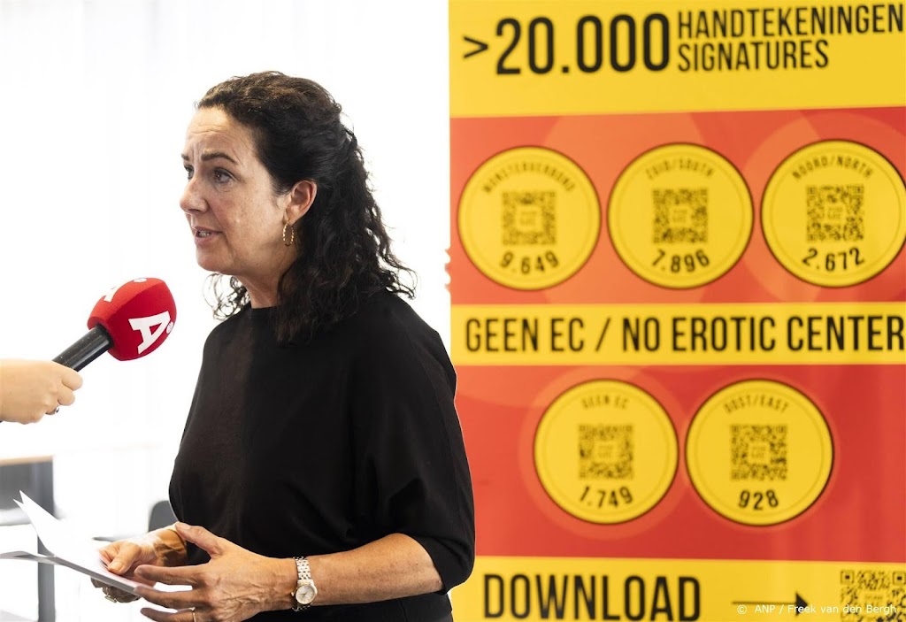 Burgemeester Halsema ontvangt petitie tegen erotisch centrum