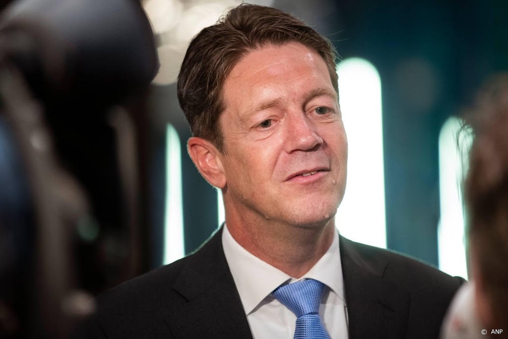 KNVB legt bloemenkrans voor coronaslachtoffers in Bergamo