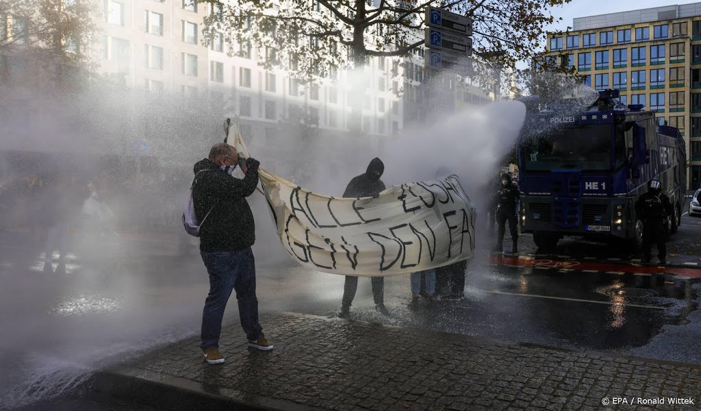 Politie gebruikt waterkanon bij demonstraties Frankfurt
