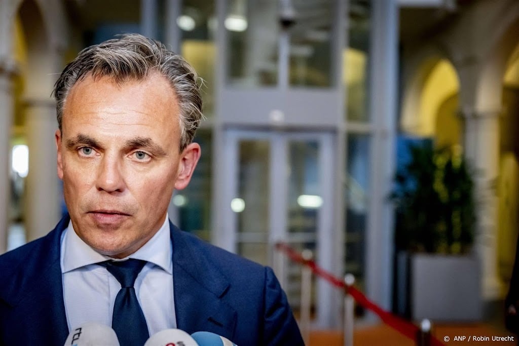 Harbers schort krimpplan Schiphol voorlopig op