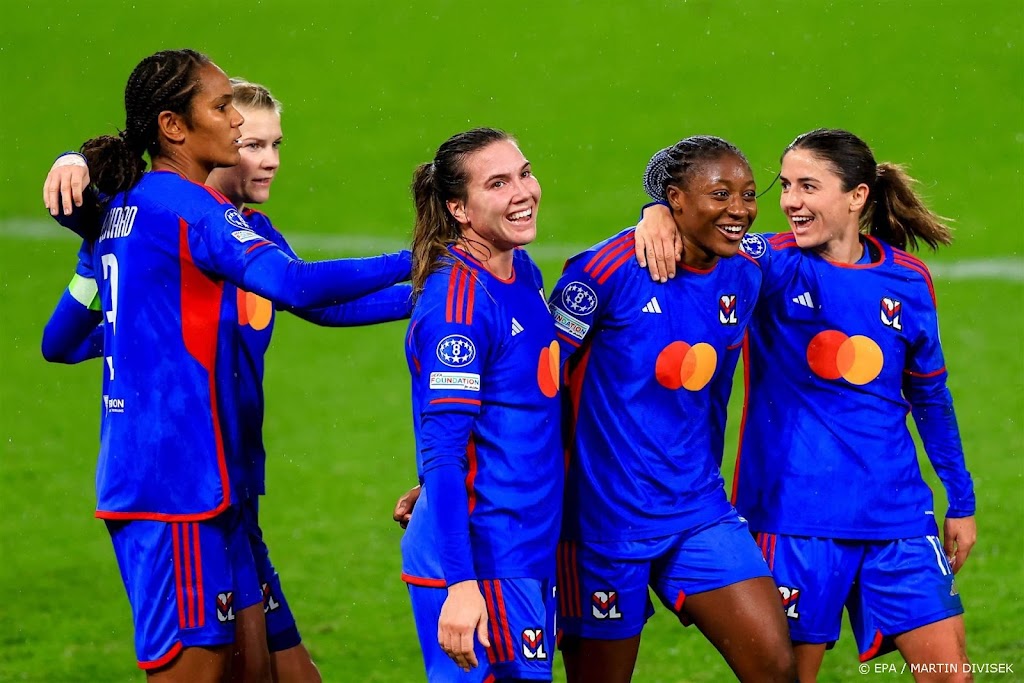 Voetbalster Van de Donk scoort bij 9-0-zege van Lyon in CL