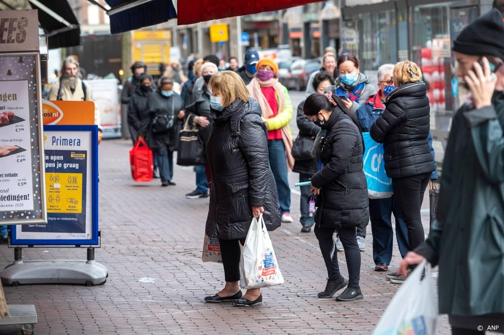 Rijen mensen voor winkels in aanloop naar lockdown