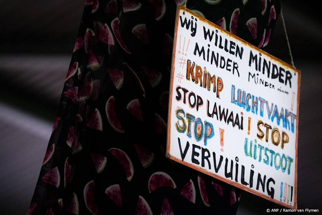 Tientallen XR-demonstranten aangehouden op Schiphol